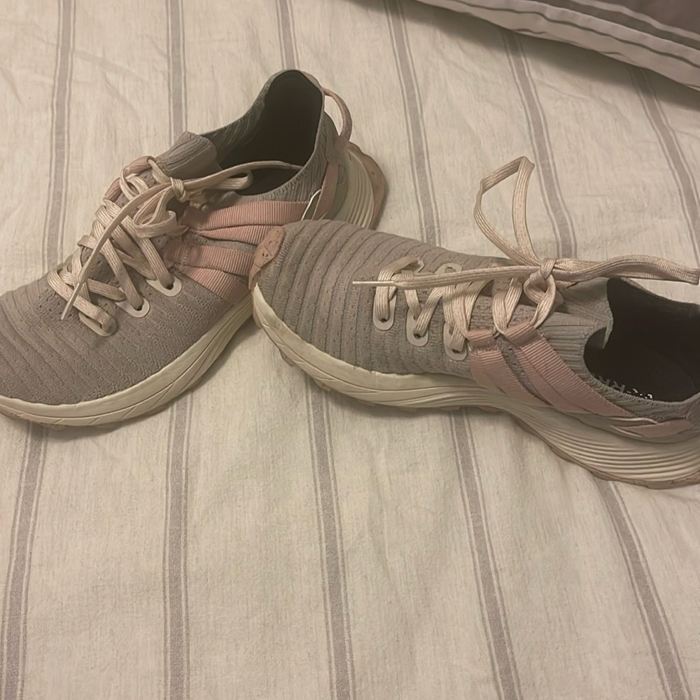 Womens size 6.5 Merrell tennis shoe